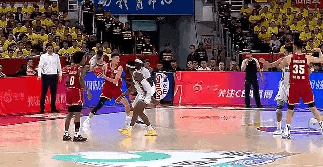 开云官网-曾凡博空中被撞翻腰椎骨折！山西北京G2判罚引众怒