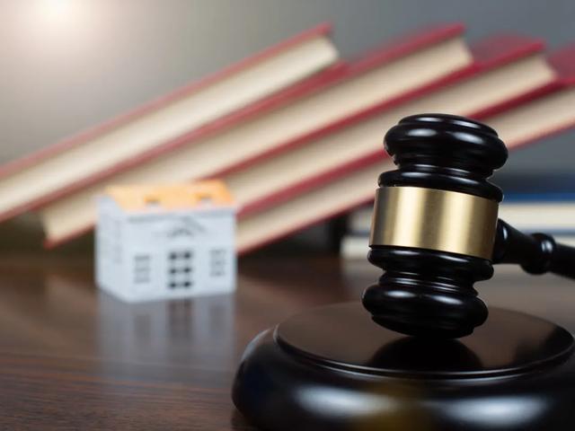 男子质疑校服被拘，警方道歉并撤回原决定