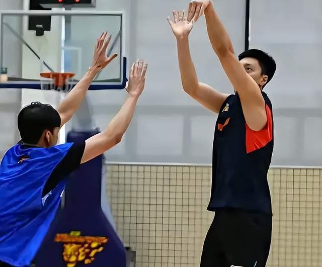 开云娱乐-CCTV16直播！今晚7点半，CBA季后赛打响，广东德比，徐昕挑战杜锋